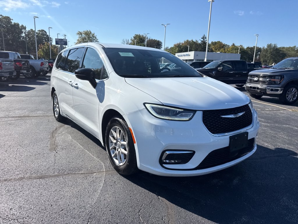 Used 2025 Chrysler Pacifica Select FWD image 4
