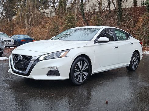 Certified 2022 Nissan Altima 2.5 SV w/ SV Premium Package image 3