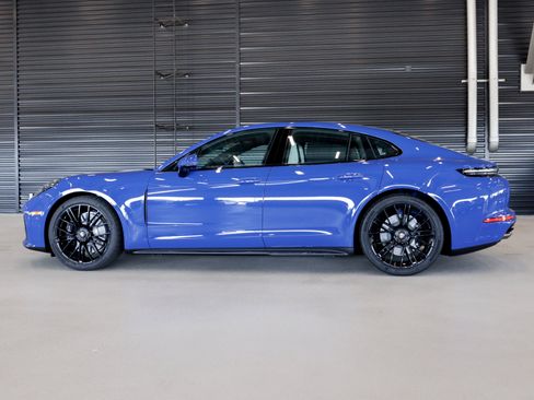 Used 2025 Porsche Panamera GTS image 2
