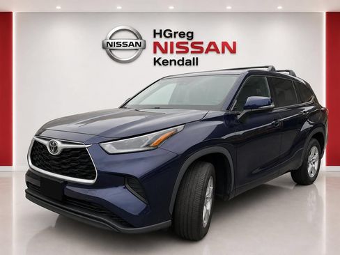 Used 2021 Toyota Highlander L FWD image 3
