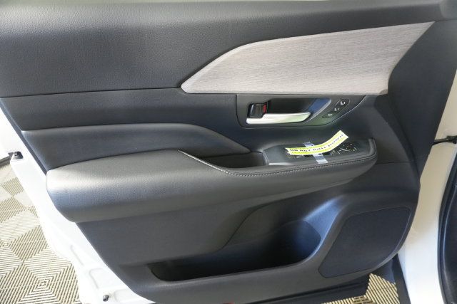 Used 2024 Toyota Grand Highlander AWD image 23