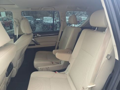 Used 2022 Lexus GX 460 Premium w/ Accessory Package image 12