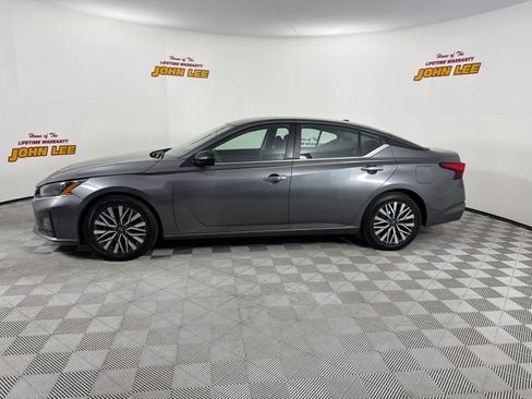 Used 2024 Nissan Altima 2.5 SV FWD image 2