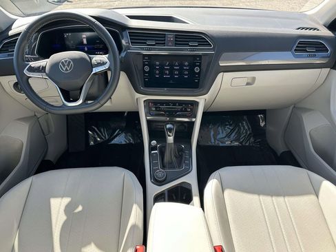 Used 2023 Volkswagen Tiguan SE w/ Panoramic Sunroof Package image 16