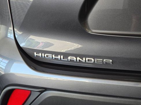 Used 2022 Toyota Highlander XLE AWD/4WD image 13