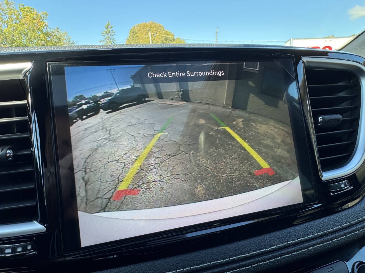 Used 2023 Chrysler Pacifica Limited w/ Uconnect Theater Family Group FWD image 15