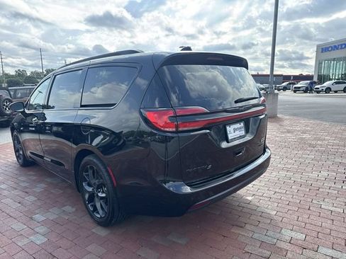 Used 2025 Chrysler Pacifica Limited FWD image 34
