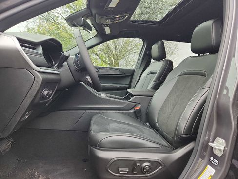 New 2025 Jeep Grand Cherokee L Altitude image 9