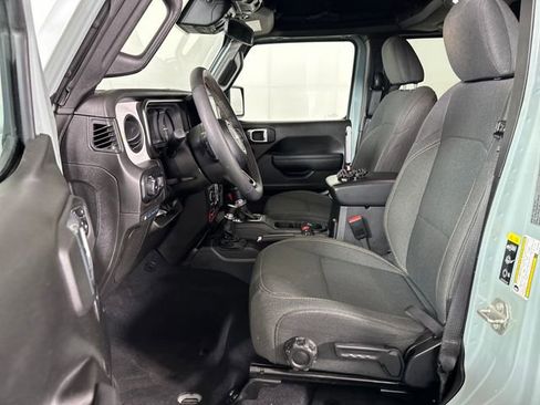 Used 2024 Jeep Wrangler Unlimited image 11