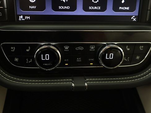 Used 2020 Bentley Bentayga Plug-In Hybrid AWD/4WD image 62