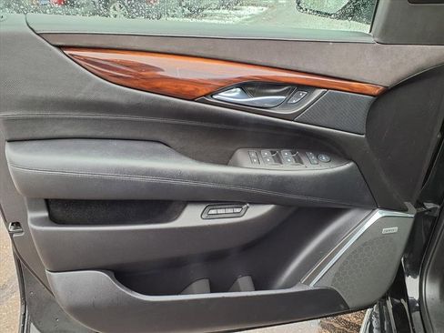 Used 2015 Cadillac Escalade Luxury image 12