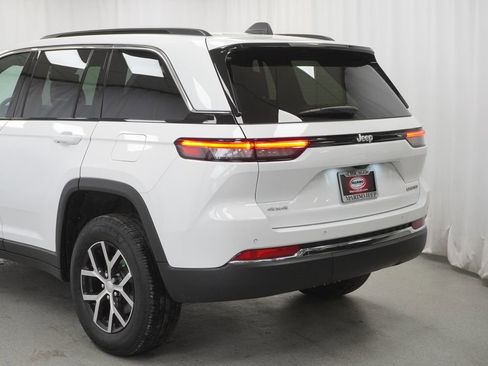 Used 2025 Jeep Grand Cherokee Limited AWD/4WD image 14