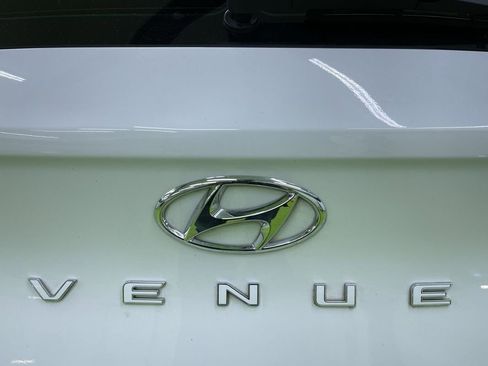 Used 2023 Hyundai Venue Limited image 13