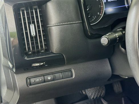 Used 2024 Nissan Pathfinder SV image 10