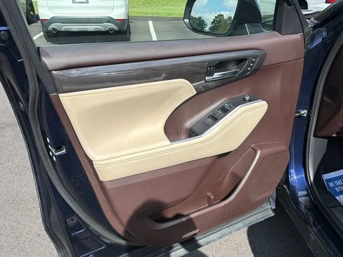 Used 2021 Toyota Highlander Platinum AWD/4WD image 11