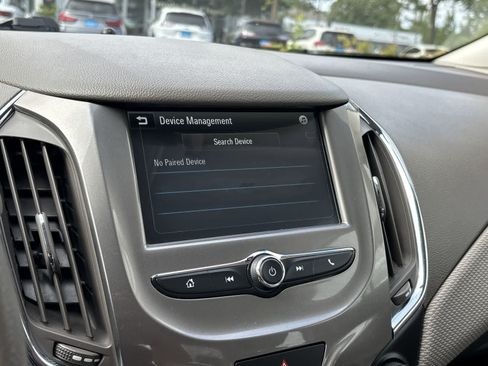 Used 2018 Chevrolet Cruze LT w/ Convenience Package FWD image 17