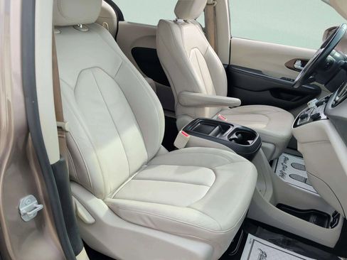 Used 2017 Chrysler Pacifica Touring-L image 18