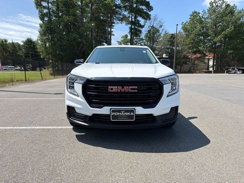 Used 2023 GMC Terrain SLE w/ Driver Convenience Package FWD image 4