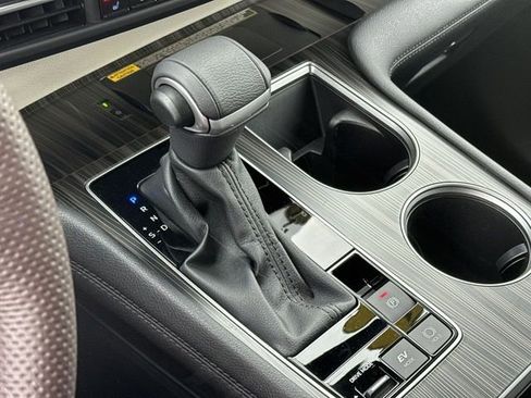 Used 2024 Toyota Sienna Platinum image 15