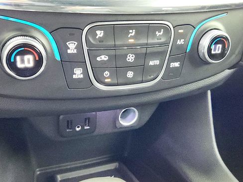 Used 2023 Chevrolet Traverse LT image 38