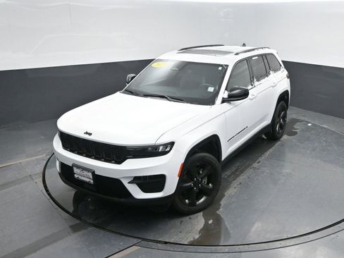 Used 2023 Jeep Grand Cherokee Altitude image 33