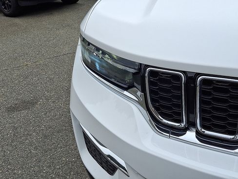Used 2024 Jeep Grand Cherokee Limited AWD/4WD image 41