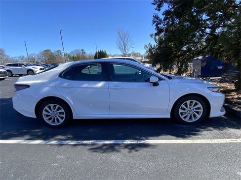 Used 2022 Toyota Camry LE image 2
