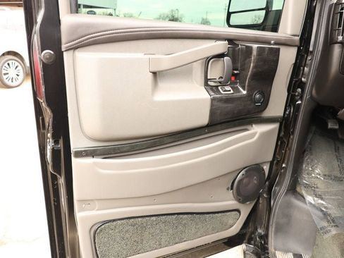 Used 2018 GMC Savana 2500 Extended w/ Enhanced Convenience Package image 10