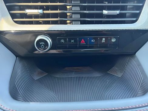 Used 2025 Ford Explorer Active w/ Active Comfort Package image 32