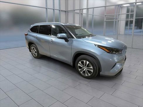 Certified 2022 Toyota Highlander XLE image 2