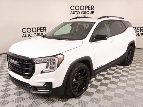 Used 2024 GMC Terrain SLE w/ Driver Convenience Package image 9