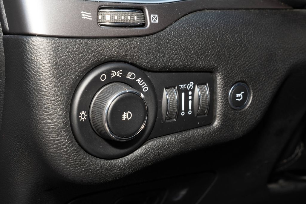 Used 2019 Jeep Cherokee Limited AWD/4WD image 29