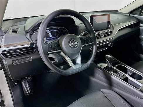 Used 2024 Nissan Altima 2.5 SV image 9