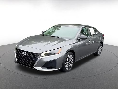 Used 2025 Nissan Altima 2.5 SV FWD image 7