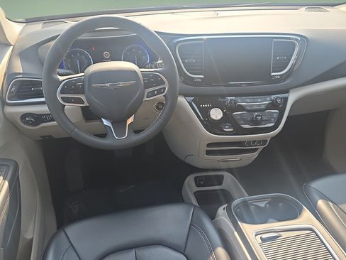 Used 2023 Chrysler Pacifica Touring-L FWD image 14