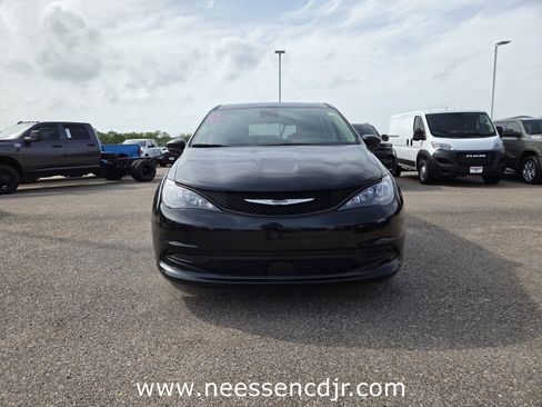 Used 2023 Chrysler Voyager LX image 2