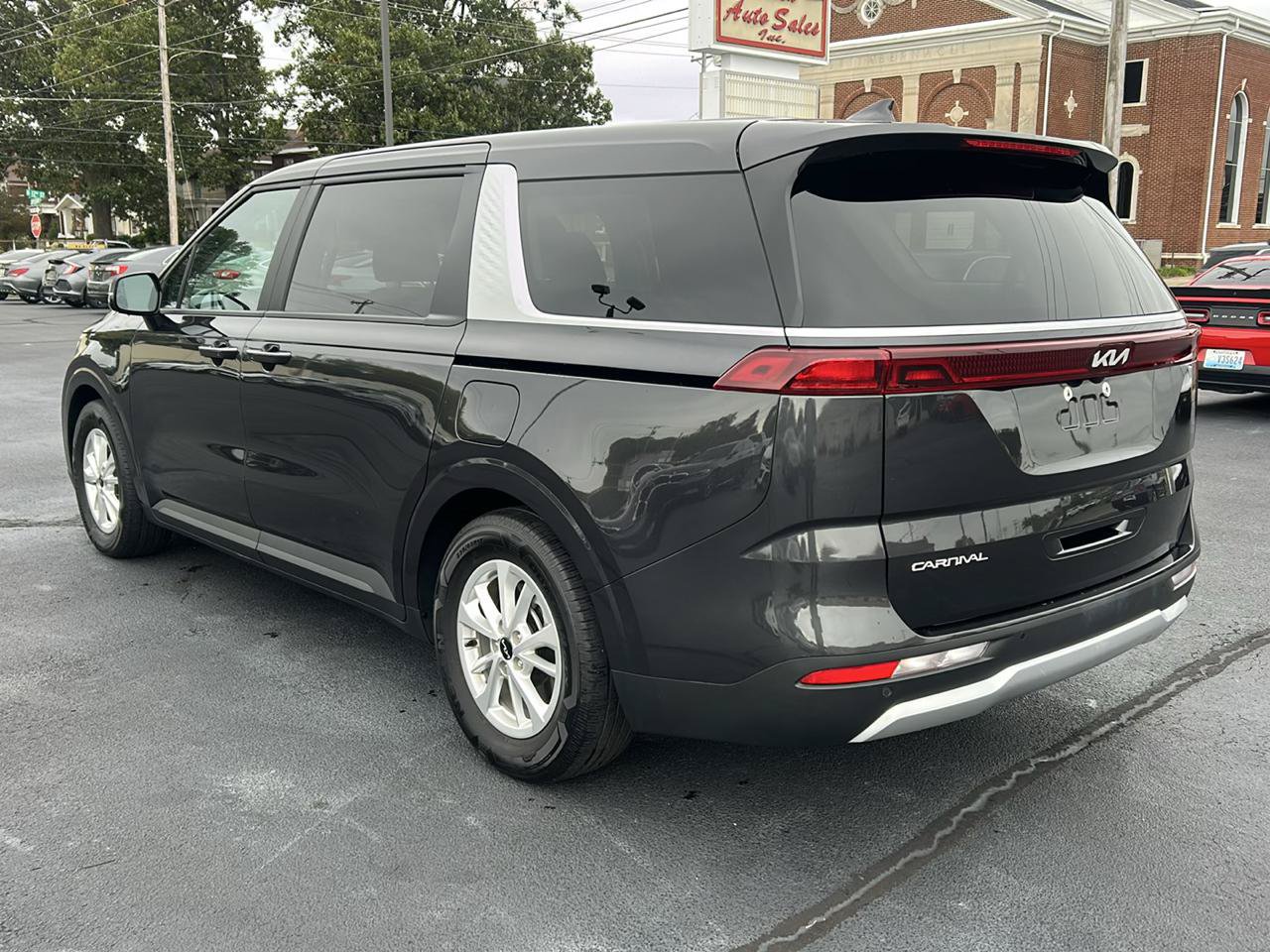 Used 2024 Kia Carnival LX FWD image 7