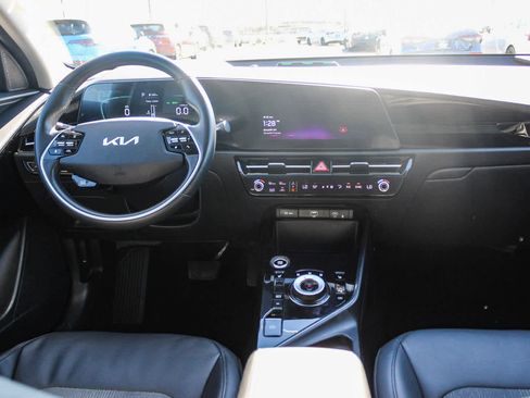 Used 2023 Kia Niro EX image 12