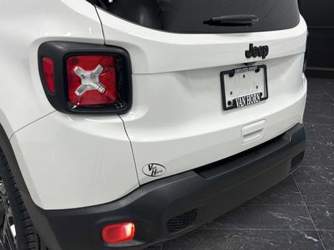 Used 2018 Jeep Renegade Altitude FWD image 35