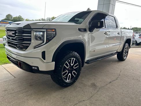 Used 2023 GMC Sierra 1500 AT4 w/ AT4 Premium Package AWD/4WD image 4