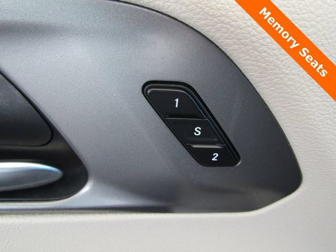 Used 2023 Chrysler Pacifica Touring-L FWD image 6