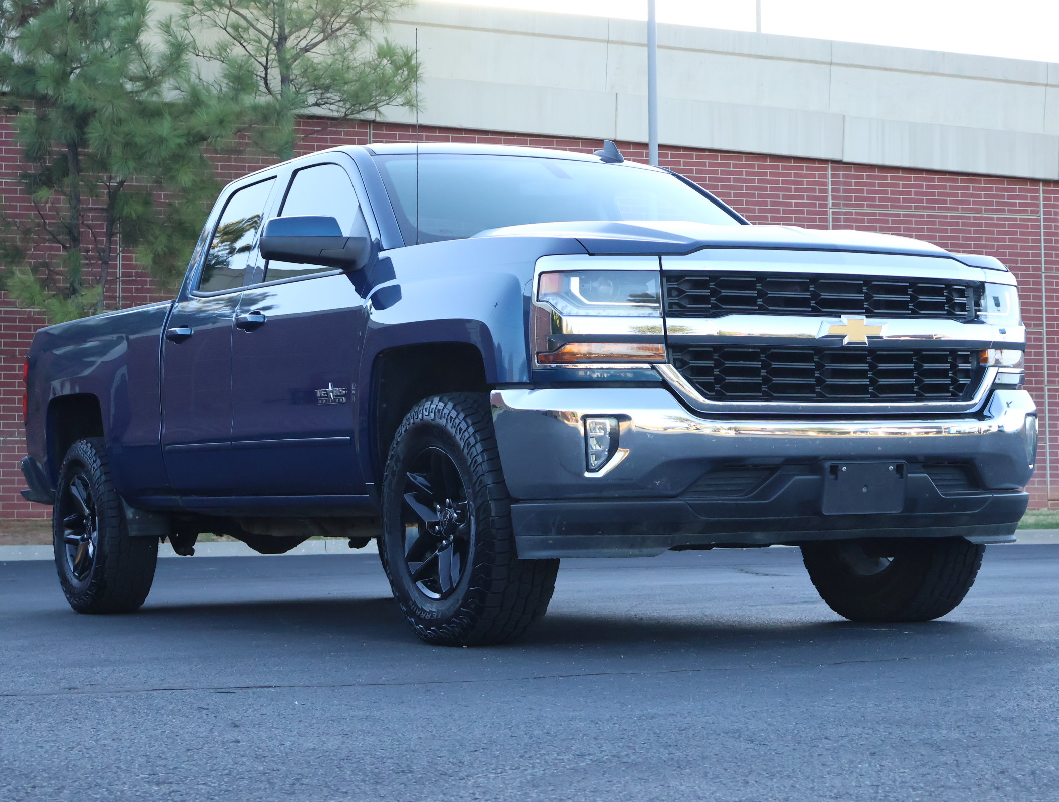 Used 2018 Chevrolet Silverado 1500 LT w/ Texas Edition RWD image 1