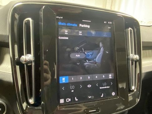 Used 2025 Volvo XC40 B5 Plus image 23