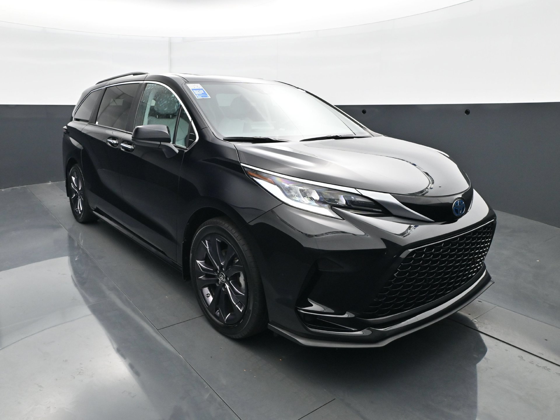 Used 2022 Toyota Sienna XSE FWD image 11
