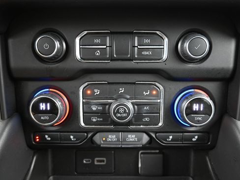 Used 2022 Chevrolet Suburban Z71 image 17