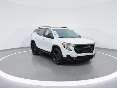Used 2024 GMC Terrain SLE w/ Driver Convenience Package image 2