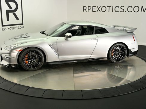 Used 2024 Nissan GT-R Premium w/ Floor Mat Package AWD/4WD image 3