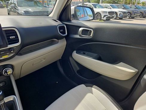 Certified 2025 Hyundai Venue SEL image 9