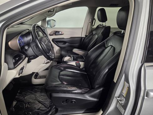 Used 2017 Chrysler Pacifica Touring-L FWD image 9