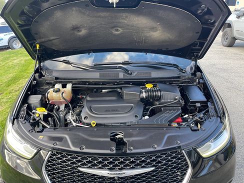 Used 2022 Chrysler Pacifica Limited image 36